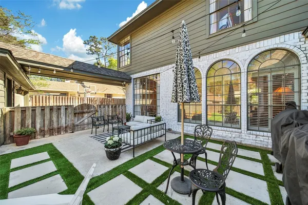 $975,000 | 27 Wingspan Drive, The Woodlands, TX 77381