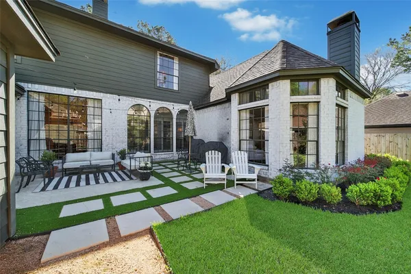 $975,000 | 27 Wingspan Drive, The Woodlands, TX 77381