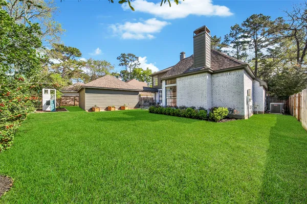 $975,000 | 27 Wingspan Drive, The Woodlands, TX 77381