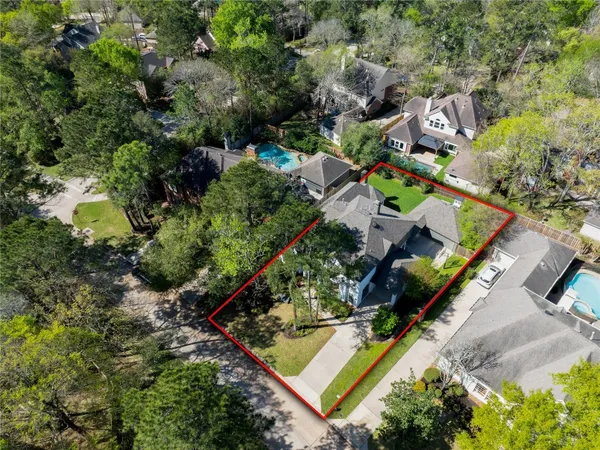 $975,000 | 27 Wingspan Drive, The Woodlands, TX 77381