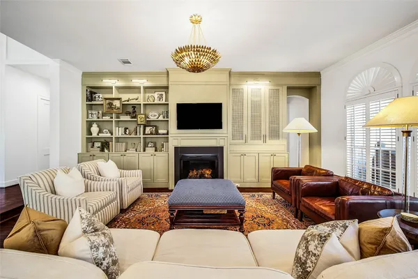 $975,000 | 27 Wingspan Drive, The Woodlands, TX 77381