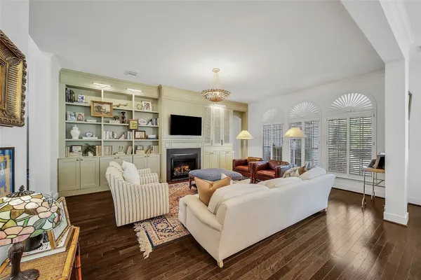 $975,000 | 27 Wingspan Drive, The Woodlands, TX 77381