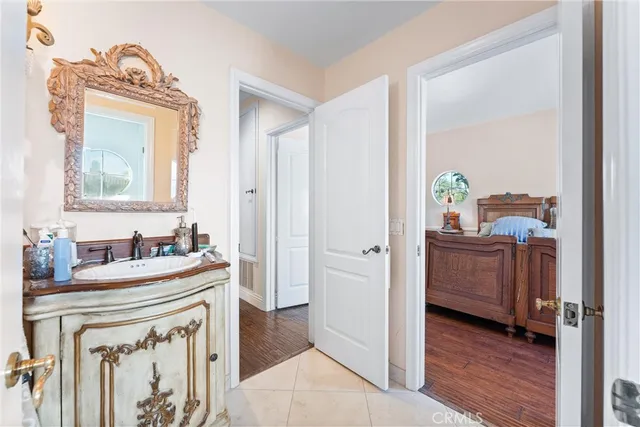 a en suite bathroom with a sink and a mirror