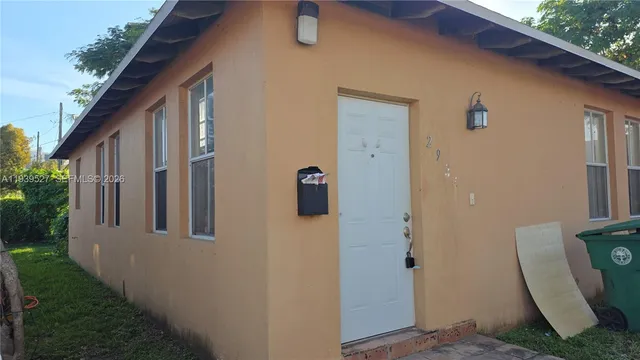 a view of a house with backyard