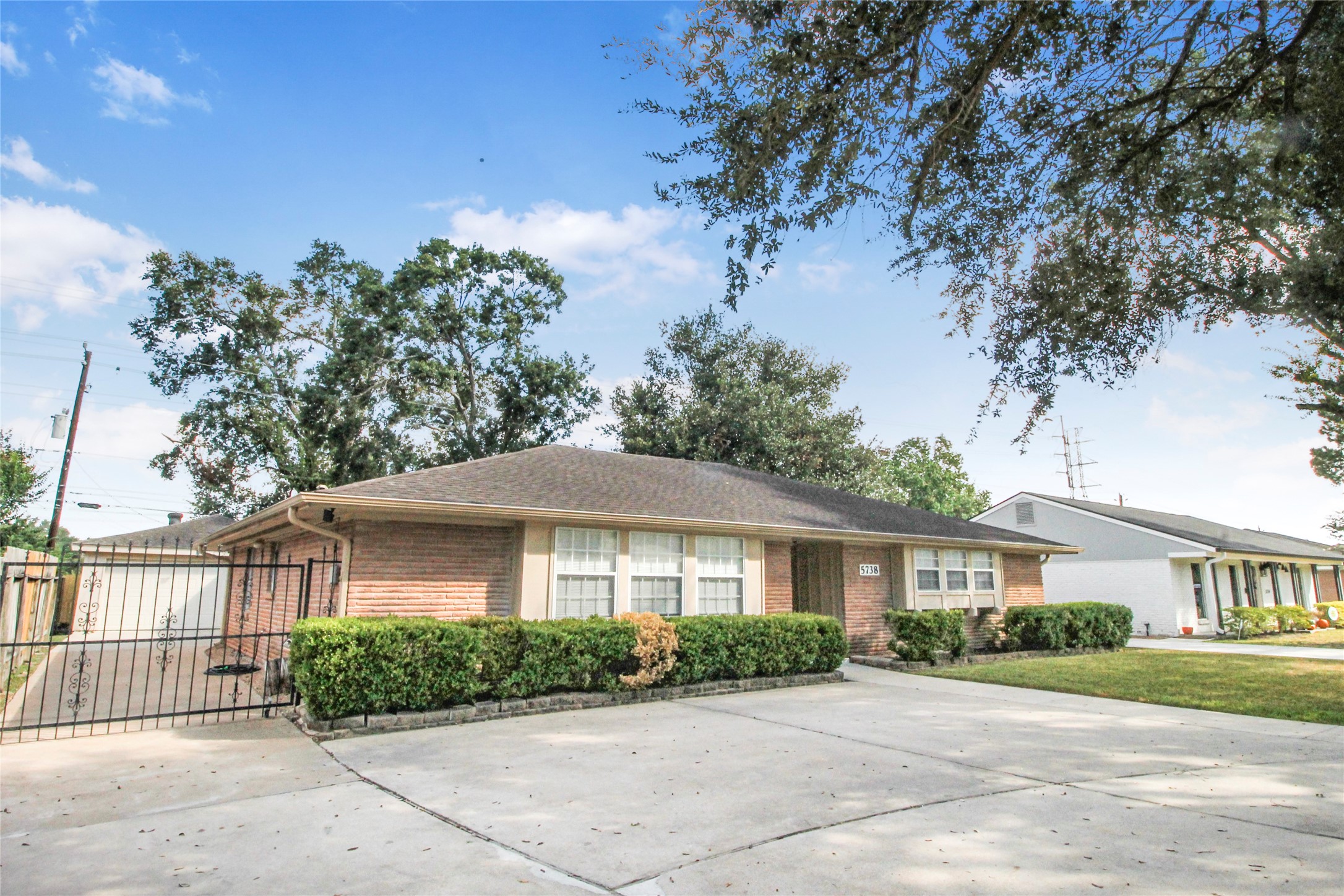 5738 Willowbend Boulevard Houston, TX 77096 - Photo 28 of 28 a front view of a house with a garden
