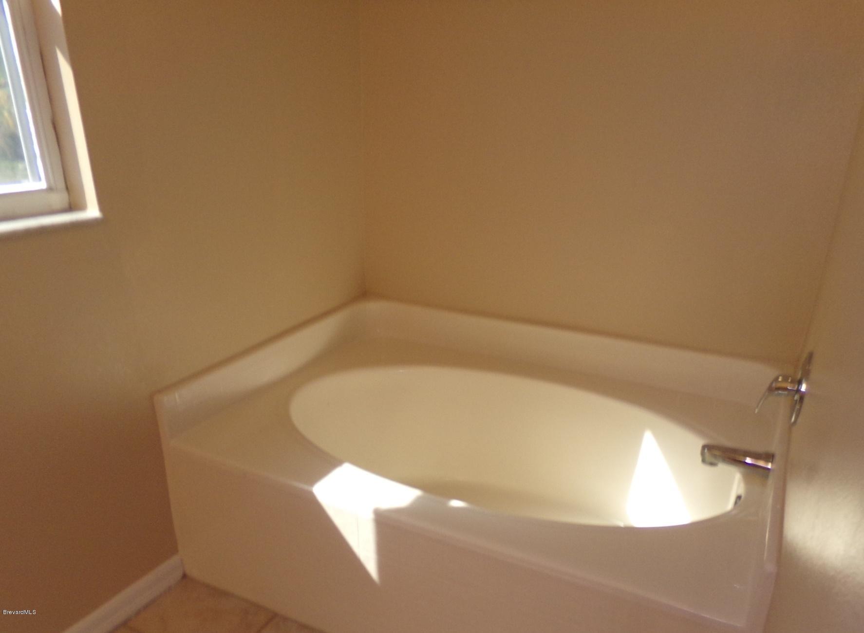 231 Gamewell Road Southwest Palm Bay, FL 32908 - Photo 17 of 22 17 - master bath tub