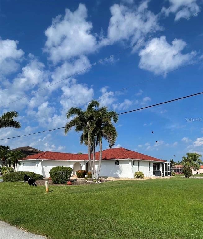 a view of an outdoor space yard patio and entertaining space