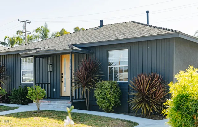 a front view of house with yard