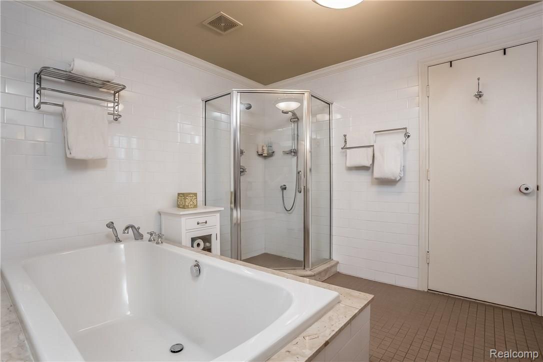 295 Washington Road Grosse Pointe, MI 48230 - Photo 31 of 60 031-Master_Bedroom-2338030-large.jpg