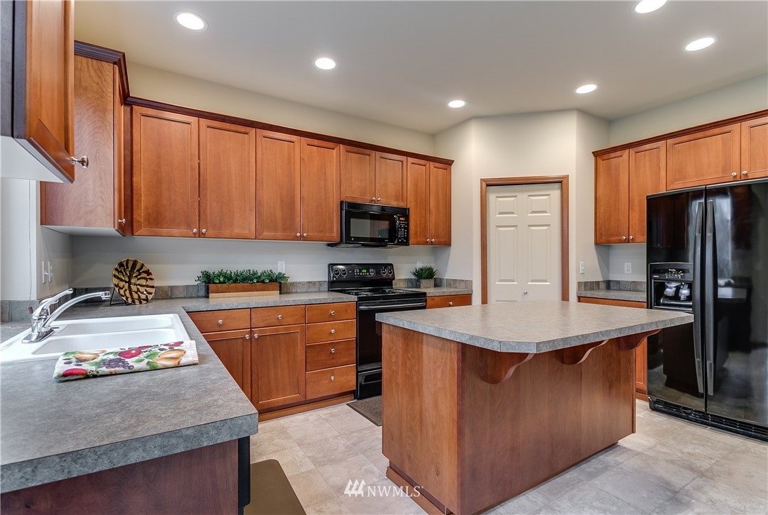 215 Orcas Place Southeast Renton, WA 98059 - Photo 8 of 25 Gallery Image 8