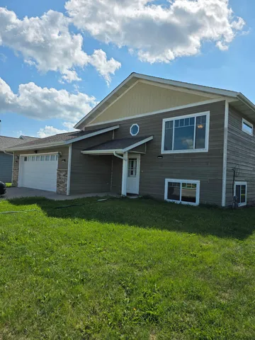 $330,000 | 1719 Grand Avenue, Worthington, MN 56187