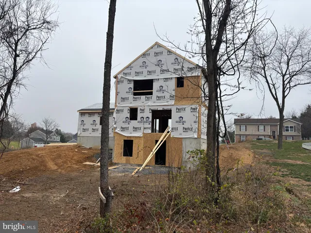 a view of a yard in front of house