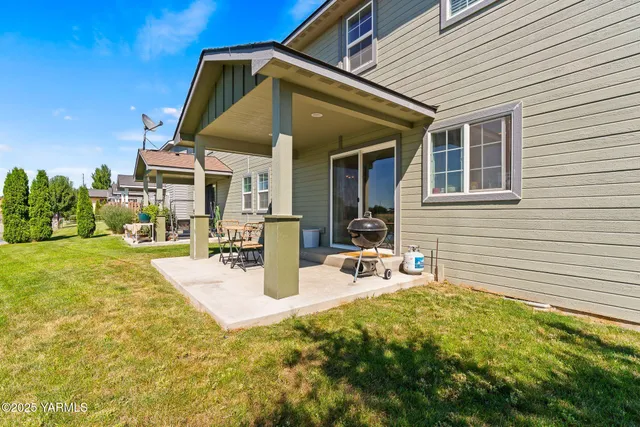 a view of a house with backyard and sitting area