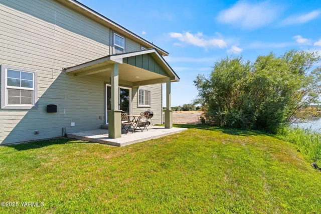 a view of a house with backyard and porch