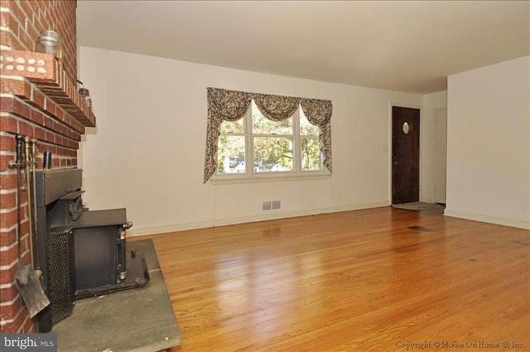 15115 Peach Orchard Road Silver Spring, MD 20905 - Photo 2 of 16 Living Room