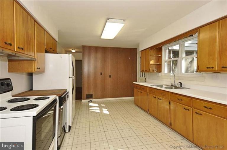 15115 Peach Orchard Road Silver Spring, MD 20905 - Photo 3 of 16 Kitchen