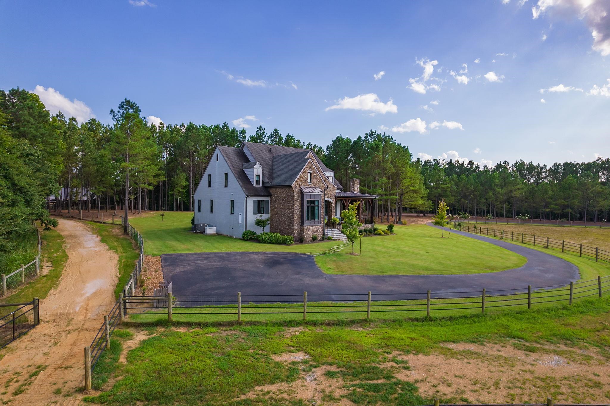 348 Countryside Drive Lexington, TN 38351 - Photo 3 of 39 a view of a house with a big yard