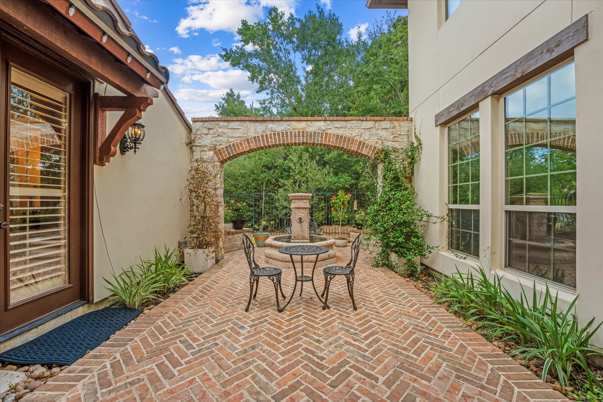 19 Paloma Bend Place Spring, TX 77389 - Photo 13 of 50 Private Court yard with water fountain and access to the guest suite (Casita).