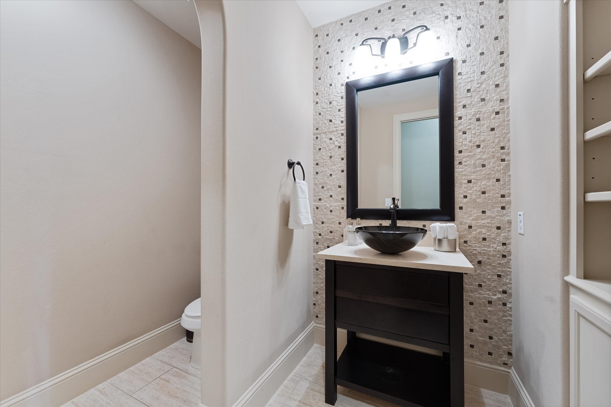 19 Paloma Bend Place Spring, TX 77389 - Photo 24 of 50 Guest Bathroom just off the hallway that leads to the utility room, primary suite, and 3-car garage.