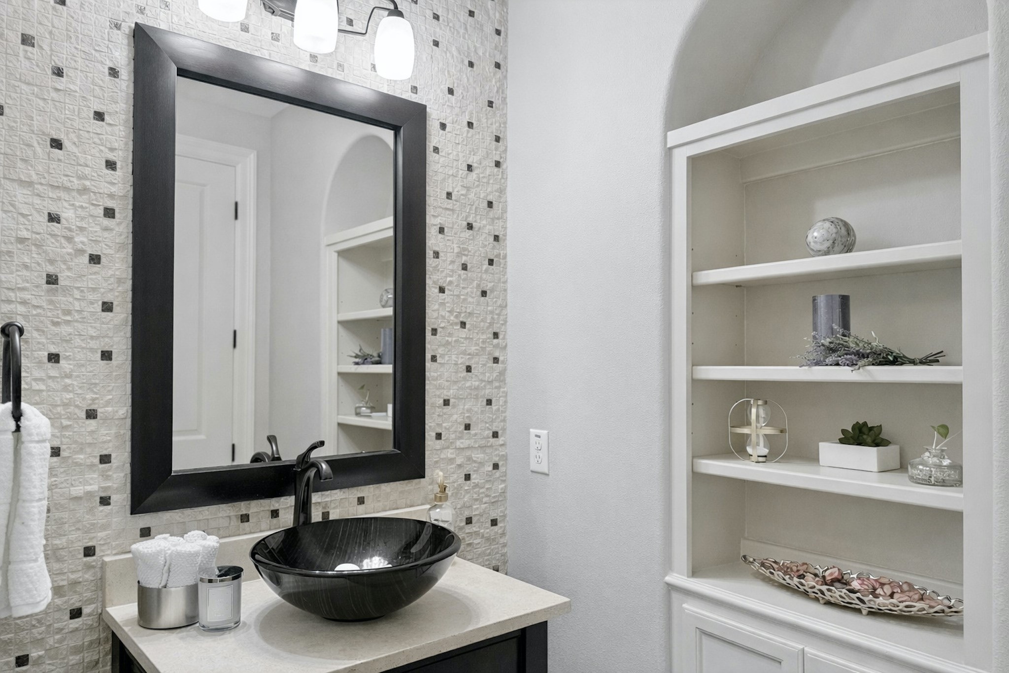19 Paloma Bend Place Spring, TX 77389 - Photo 25 of 50 Guest Bathroom just off the hallway that leads to the utility room, primary suite, and 3-car garage.