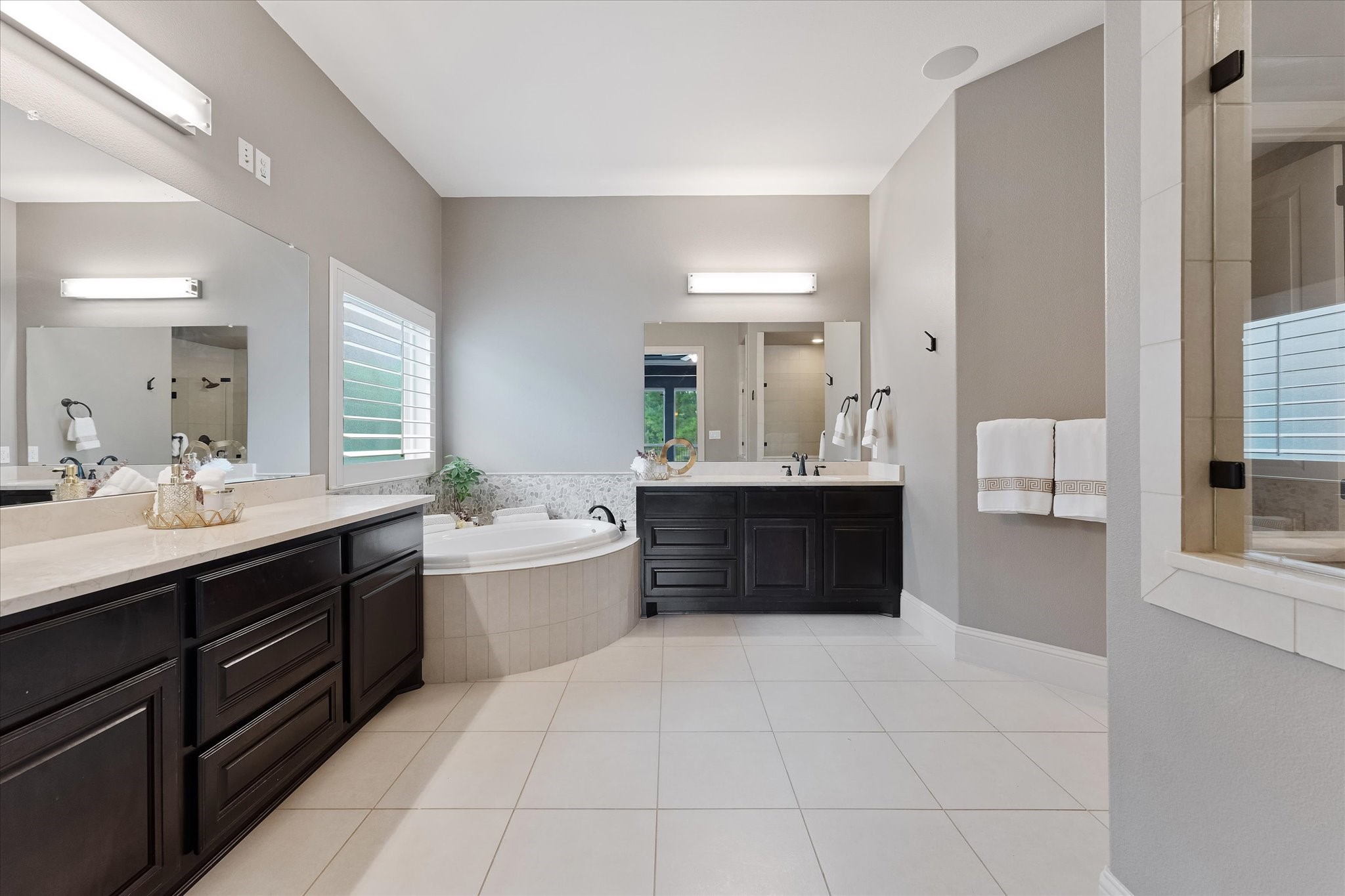 19 Paloma Bend Place Spring, TX 77389 - Photo 29 of 50 Primary bedroom ensuite .