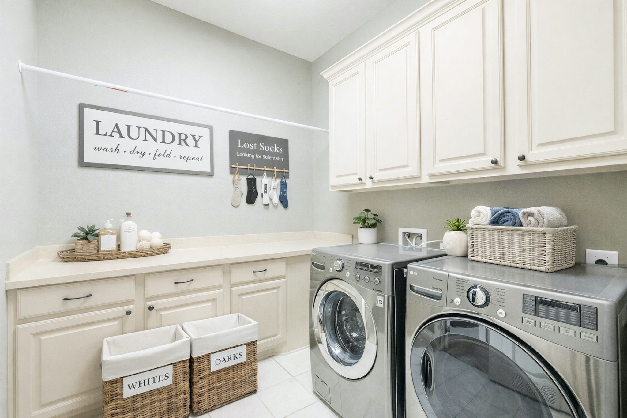 19 Paloma Bend Place Spring, TX 77389 - Photo 33 of 50 Utility room/laundry room.