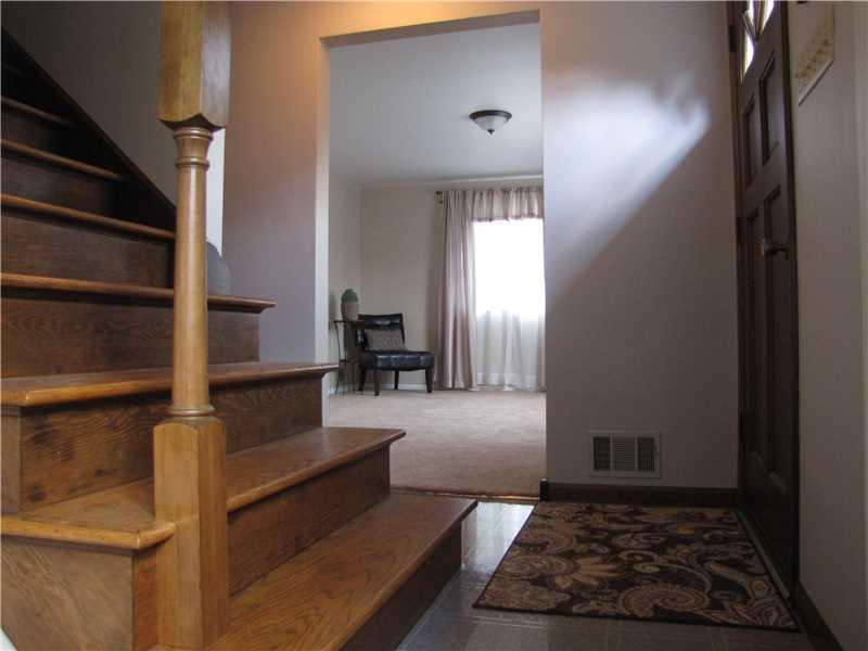 2810 Ipnar Road North Huntingdon, PA 15642 - Photo 17 of 25 Entry/Foyer. The homes foyer features a beautiful oak staircase. Solid and in beautiful condition.
