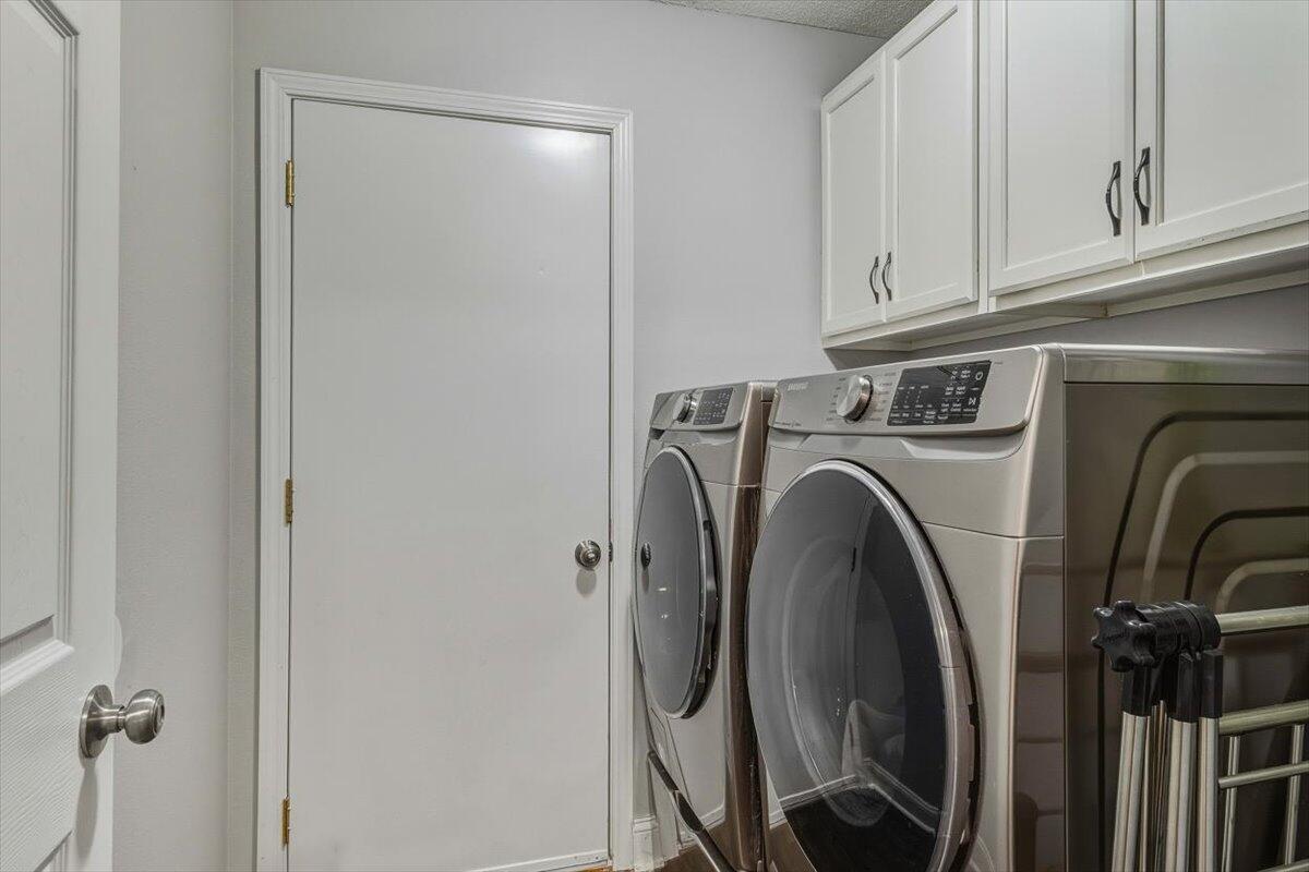 486 Jillian Drive Crestview, FL 32536 - Photo 20 of 44 a utility room with dryer and washer
