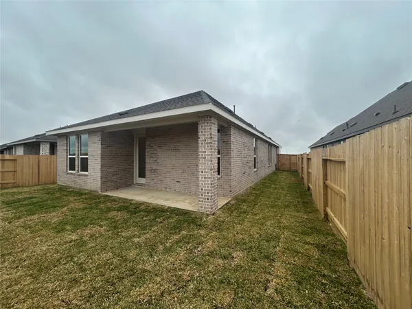 a view of a house with backyard
