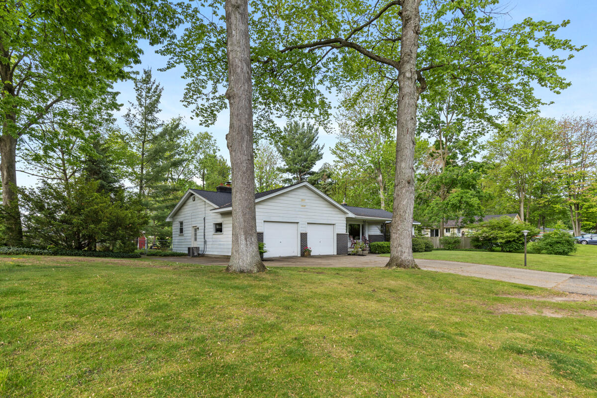 2294 Pinewood Street Jenison, MI 49428 - Photo 3 of 19 Gallery Image 3