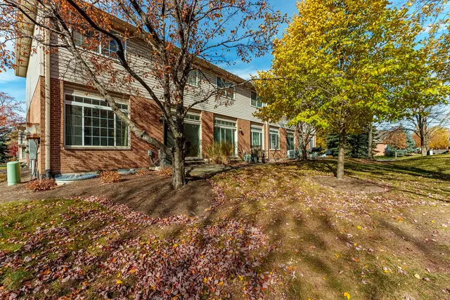 $385,000 | 1748 Windward Avenue, Naperville, IL 60563