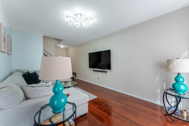 $385,000 | 1748 Windward Avenue, Naperville, IL 60563