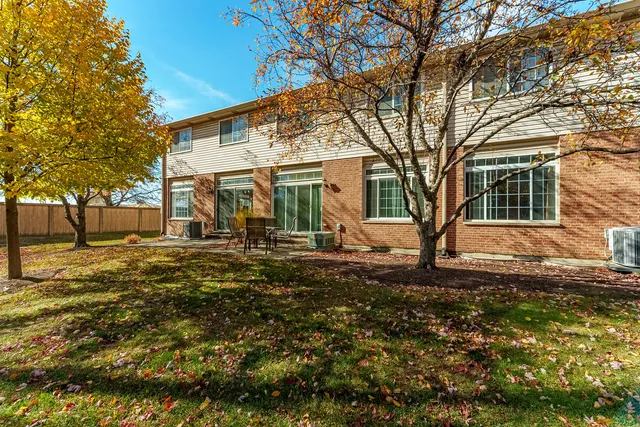 $385,000 | 1748 Windward Avenue, Naperville, IL 60563