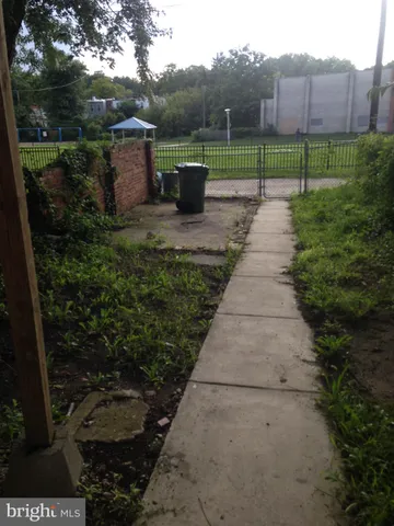 a view of a back yard