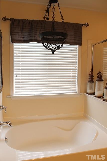 817 Stackhurst Way Wake Forest, NC 27587 - Photo 17 of 23 Large soaking tub.