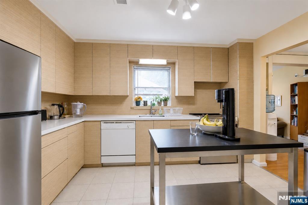 711 Rutland Avenue Teaneck, NJ 07666 - Photo 4 of 22