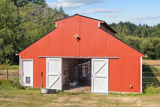 a view of a house with backyard