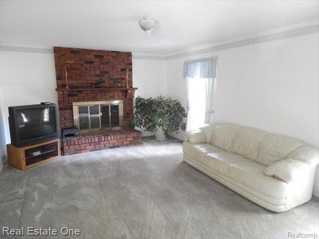 1050 Barneswood Lane Rochester, MI 48306 - Photo 7 of 15 family.rm.jpg