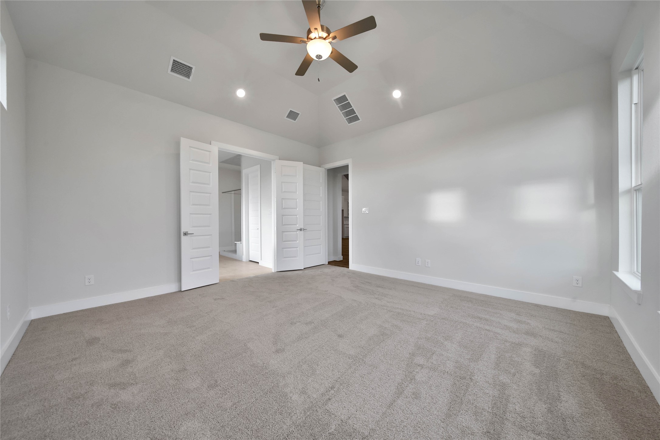 4602 Magnolia Bend Drive Rosharon, TX 77583 - Photo 15 of 39 en empty room with ceiling fan and window