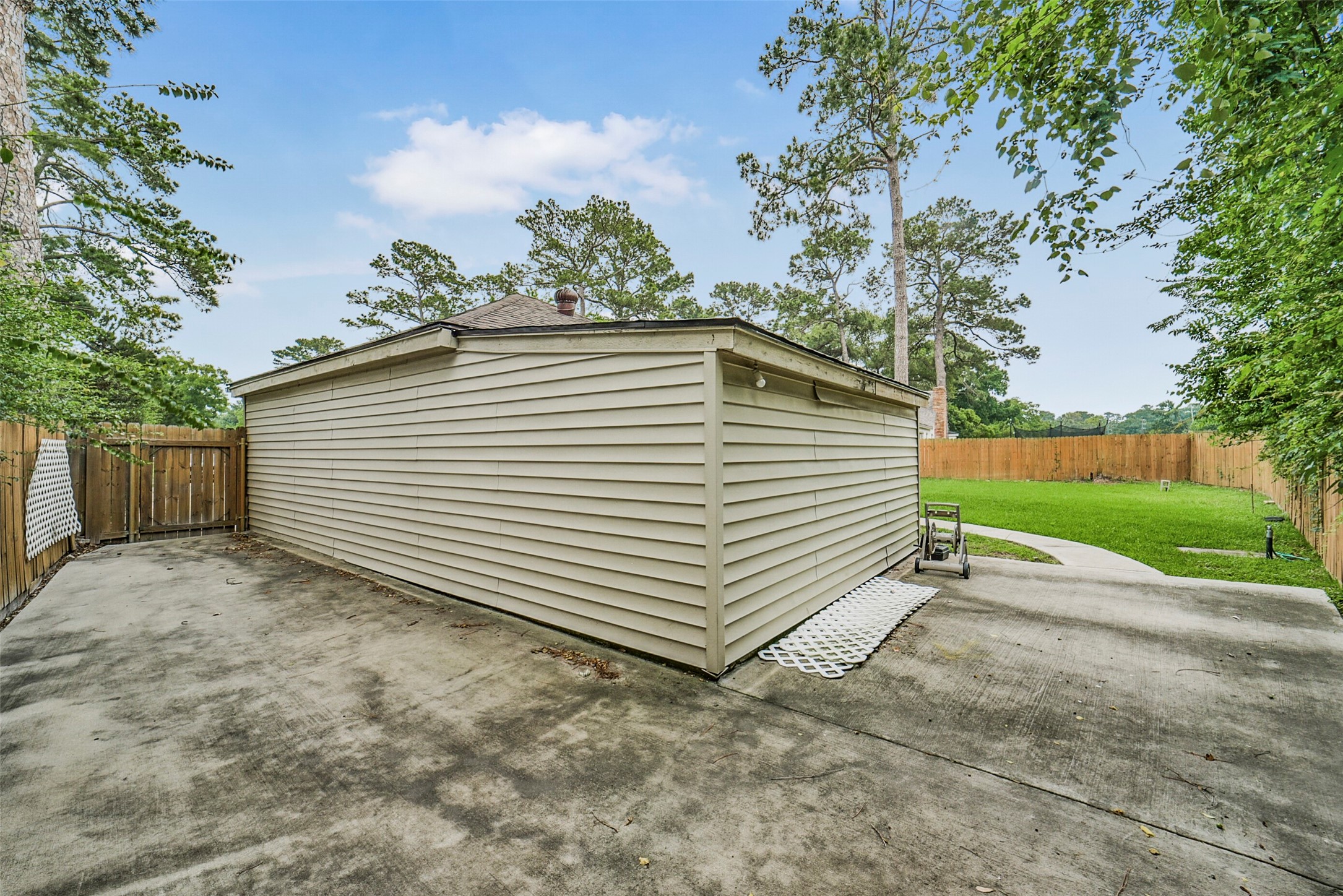 8343 Waynemer Way Houston, TX 77040 - Photo 36 of 38 Detached garage (behind)