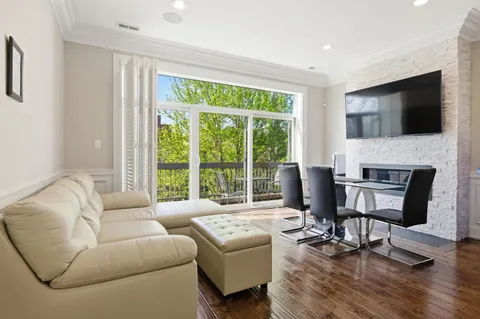 $629,000 | 1418 West Fillmore Street, Unit 3W, Chicago, IL 60607