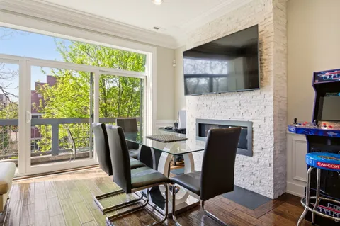 $629,000 | 1418 West Fillmore Street, Unit 3W, Chicago, IL 60607