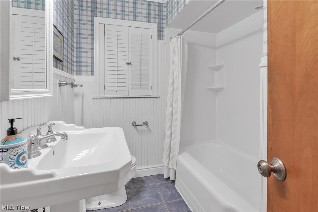996 Ford Road Cleveland, OH 44143 - Photo 29 of 35 Full Bathroom