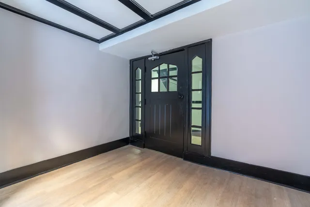 $1,800 | 7418 North Damen Avenue, Unit 2, Chicago, IL 60645