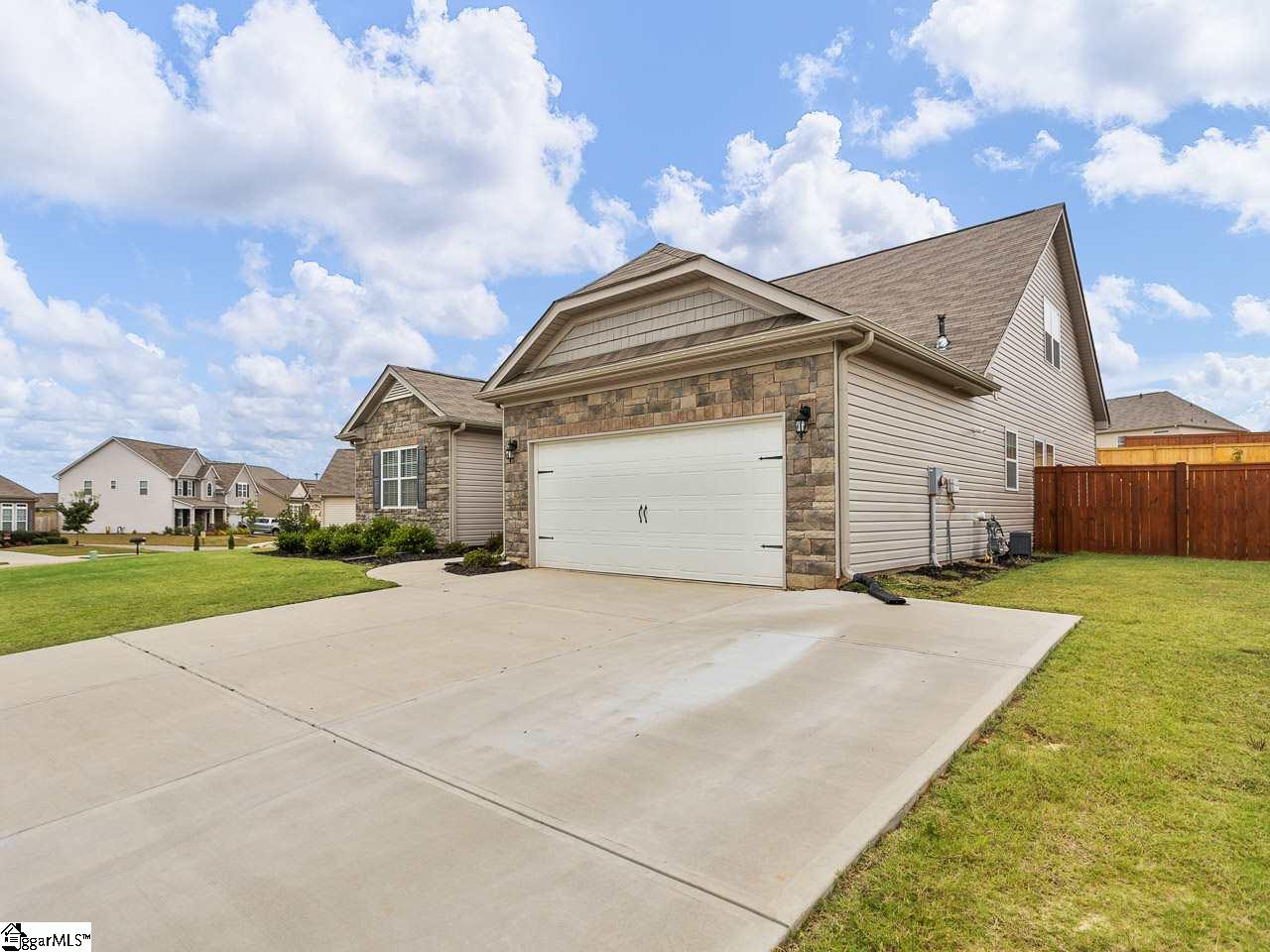 427 Bucklebury Road Greer, SC 29651 - Photo 3 of 36 Gallery Image 3