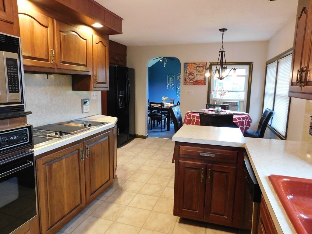 1124 Amostown Road West Springfield, MA 01089 - Photo 4 of 30