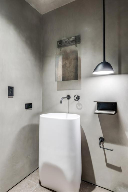 1747 Leonard Street, Unit 403 Dallas, TX 75201 - Photo 18 of 33 a bathroom with a sink a toilet and mirror