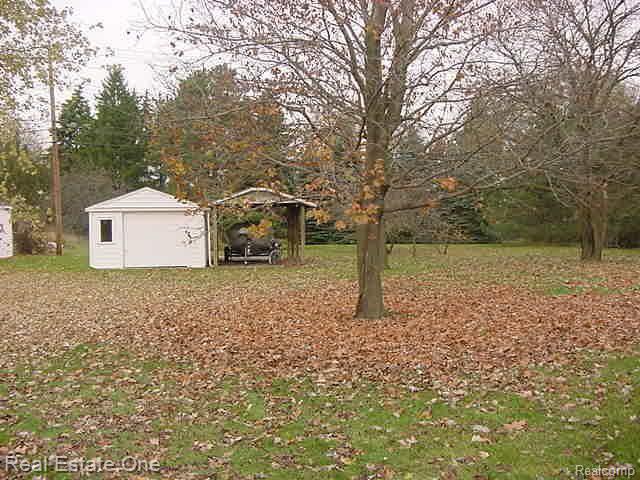 1919 Mackwood Road Rochester, MI 48307 - Photo 3 of 19 Back Yard