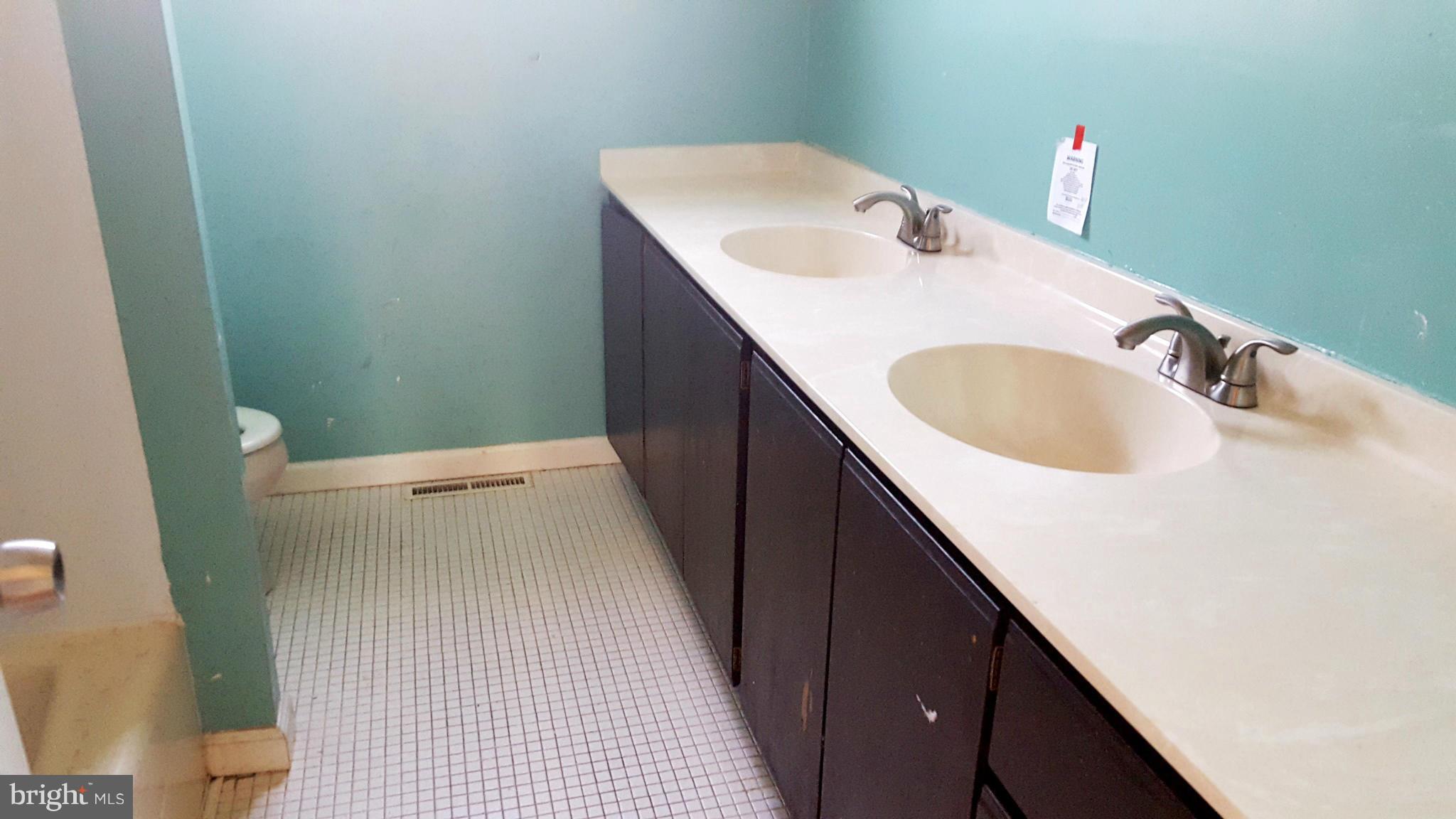 1512 Weyburn Road Baltimore, MD 21237 - Photo 20 of 27 Bath