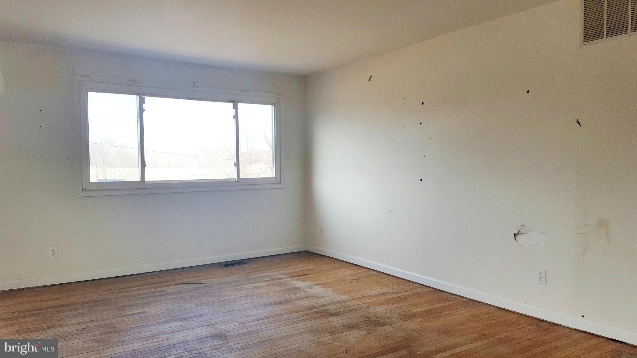 1512 Weyburn Road Baltimore, MD 21237 - Photo 7 of 27 Living Room